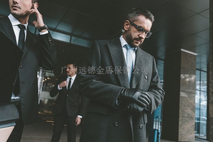广州花都区一大学女生被男子威胁，因害怕雇远德保镖